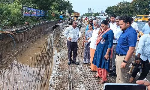 மழைநீர் கால்வாய் பணி: அமைச்சர் சேகர்பாபு நேரில் ஆய்வு- அடுத்த மாதம் இறுதிக்குள் முடிக்க உத்தரவு
