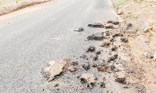 சூரியாம்பாளையம் பகுதியில்போடப்பட்ட 2 நாட்களில் பெயர்ந்த தார் சாலை