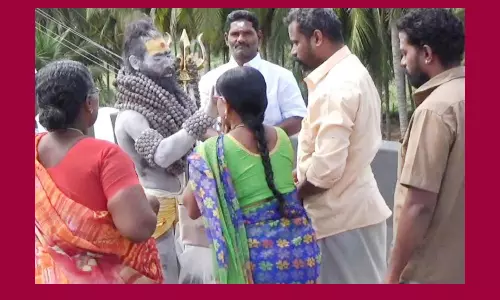 5  கிலோ எடை கொண்ட ருத்ராட்ச மாலை அணிந்து ஆசி வழங்கிய வடநாட்டு சாமியார்