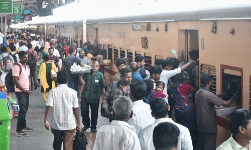 ஈரோடு ரெயில்-பஸ் நிலையங்களில் அலை மோதிய மக்கள் கூட்டம்