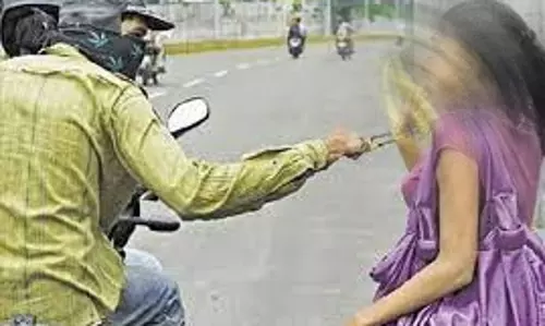 பள்ளி ஆசிரியையிடம் 7 பவுன் தாலி சங்கிலி பறிப்பு