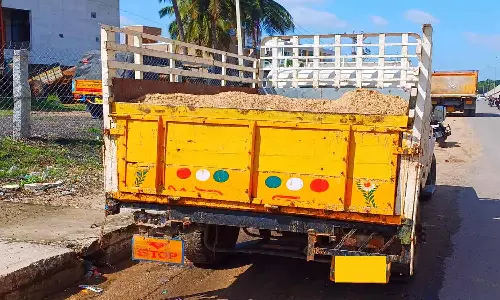 மணல் கடத்திய 2 பேர் கைது