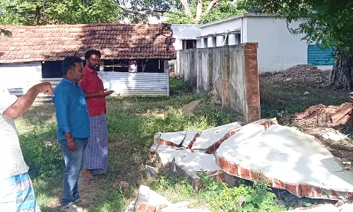 ஆலாந்துறை அருகே பள்ளி சுற்றுச்சுவரை இடித்து உணவு பொருட்களை ருசித்த காட்டு யானை