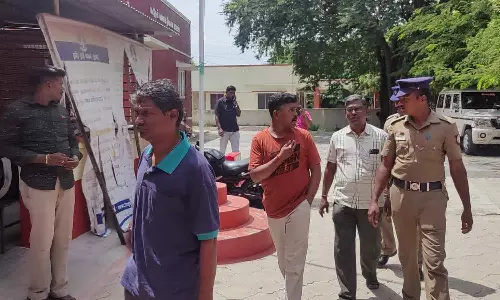 காரிமங்கலம் அருகே காரில் சென்றவர்களை மடக்கி 5 கிலோ தங்கம் கொள்ளை: மர்மநபர்களுக்கு போலீஸ் வலைவீச்சு