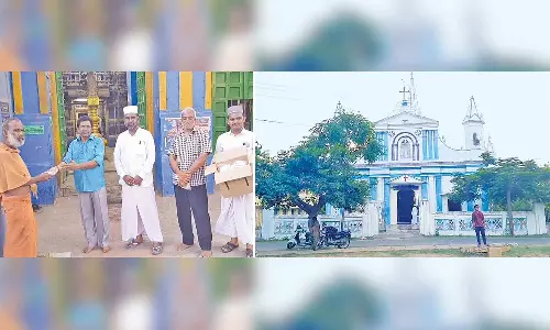 மிலாது நபி பெரு விழாவை முன்னிட்டு சுவிட் வழங்கிய இஸ்லாமியர்