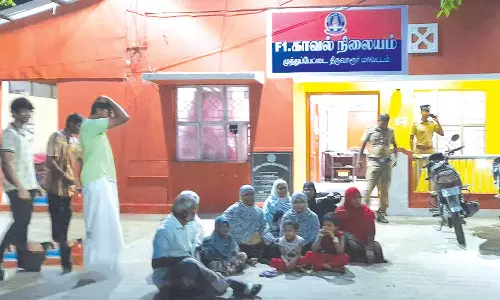 போலீஸ் நிலையம் முன்பு பெண் குழந்தையுடன் போராட்டம்