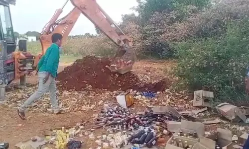 ஓசூரில் போலீசாரால் பறிமுதல் செய்யப்பட்ட 4,989  மது பாட்டில்கள் அழிப்பு