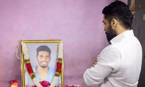 ரசிகர் வீட்டிற்கு நேரில் சென்று அஞ்சலி செலுத்திய சூர்யா