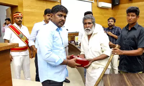 மருத்துவ காப்பீடு திட்ட 5-ம் ஆண்டு விழாவை முன்னிட்டுசிறப்பாக பணிபுரிந்த பணியாளர்களுக்கு  பாராட்டு