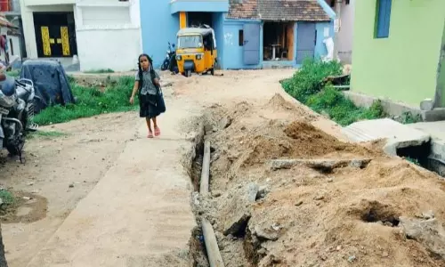 பாலக்கோடு பகுதியில் குடிநீர் குழாய்கள் அமைப்பதில் மெத்தனம் : பொதுமக்கள் அவதி