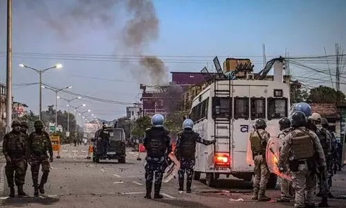 மணிப்பூர் மாணவர்கள் போராட்டத்தில் பா.ஜனதா அலுவலகம் எரிப்பு-இணையதளம் முடக்கம்