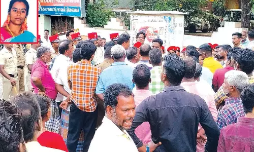 கொடுத்த கடனை திரும்ப தராததால் விரக்தி: போலீஸ் நிலையத்தில் தீக்குளித்து பெண் மரணம்