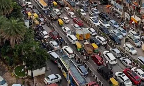 பெங்களூரில் கடும் போக்குவரத்து நெரிசல்- 1 கிலோ மீட்டரை கடக்க 2 மணி நேரம் ஆனது