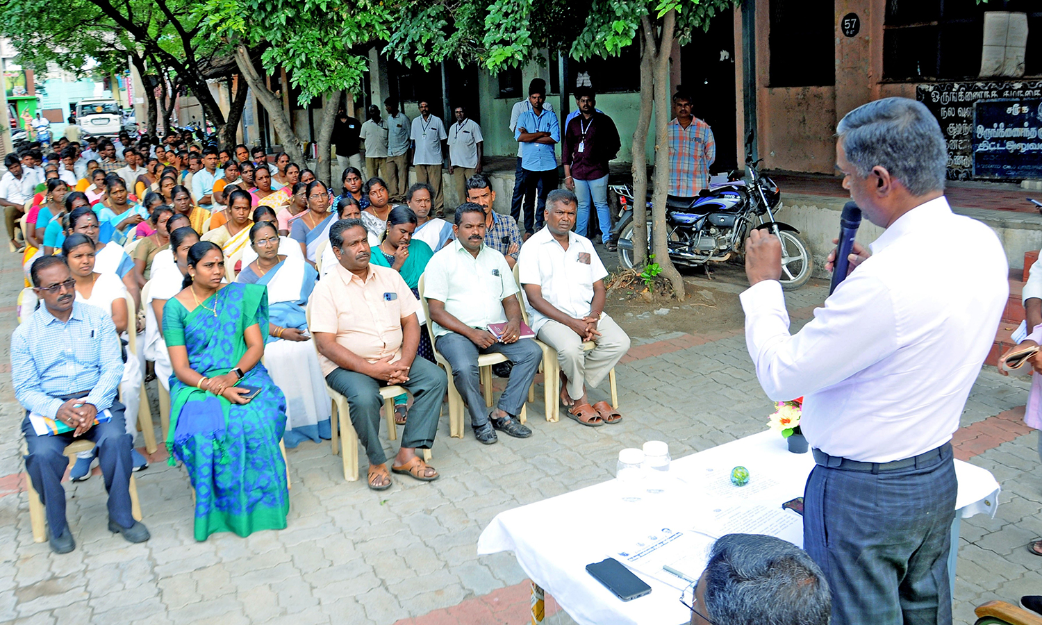 திண்டுக்கல்லில் கொசு புழுக்கள் கண்டறியப்பட்டால் வீட்டு உரிமையாளர்களுக்கு அபராதம்- கமிஷனர் எச்சரிக்கை