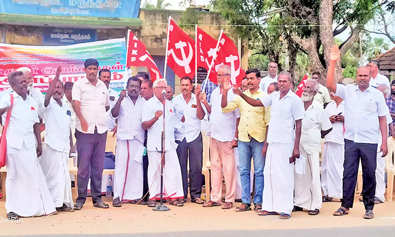 தென்திருப்பேரையில் கடம்பாகுளத்தை முழுமையாக தூர்வார கோரி விவசாய சங்கத்தினர் ஆர்ப்பாட்டம் தென்திருப்பேரையில் கடம்பாகுளத்தை முழுமையாக தூர்வார கோரி விவசாய சங்கத்தினர் ஆர்ப்பாட்டம்