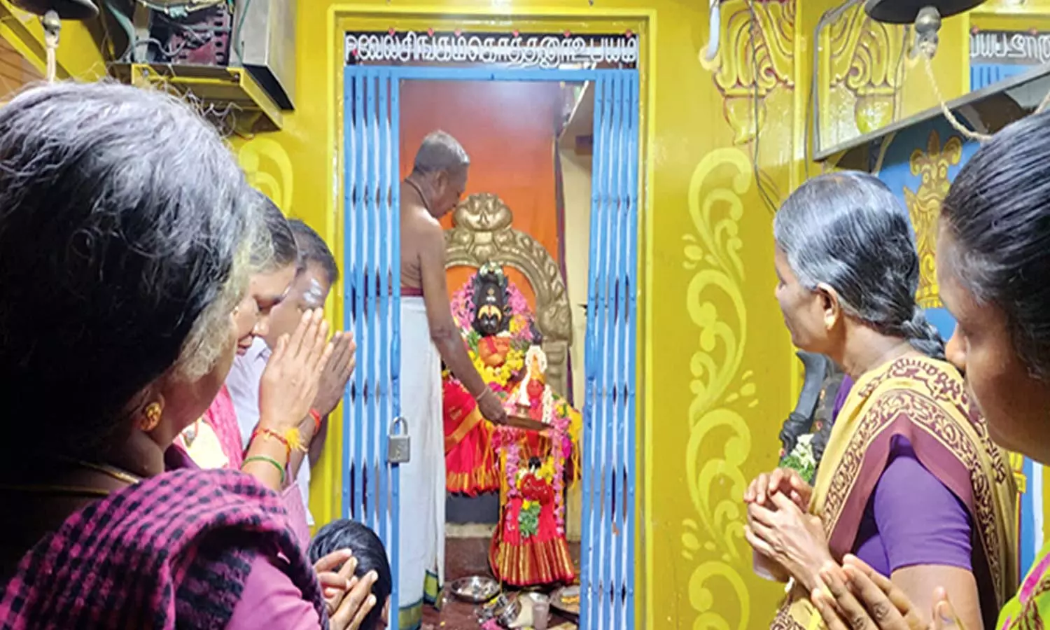 கோவில்பட்டி முத்துமாரியம்மன் கோவிலில் பவுர்ணமி சிறப்பு பூஜை