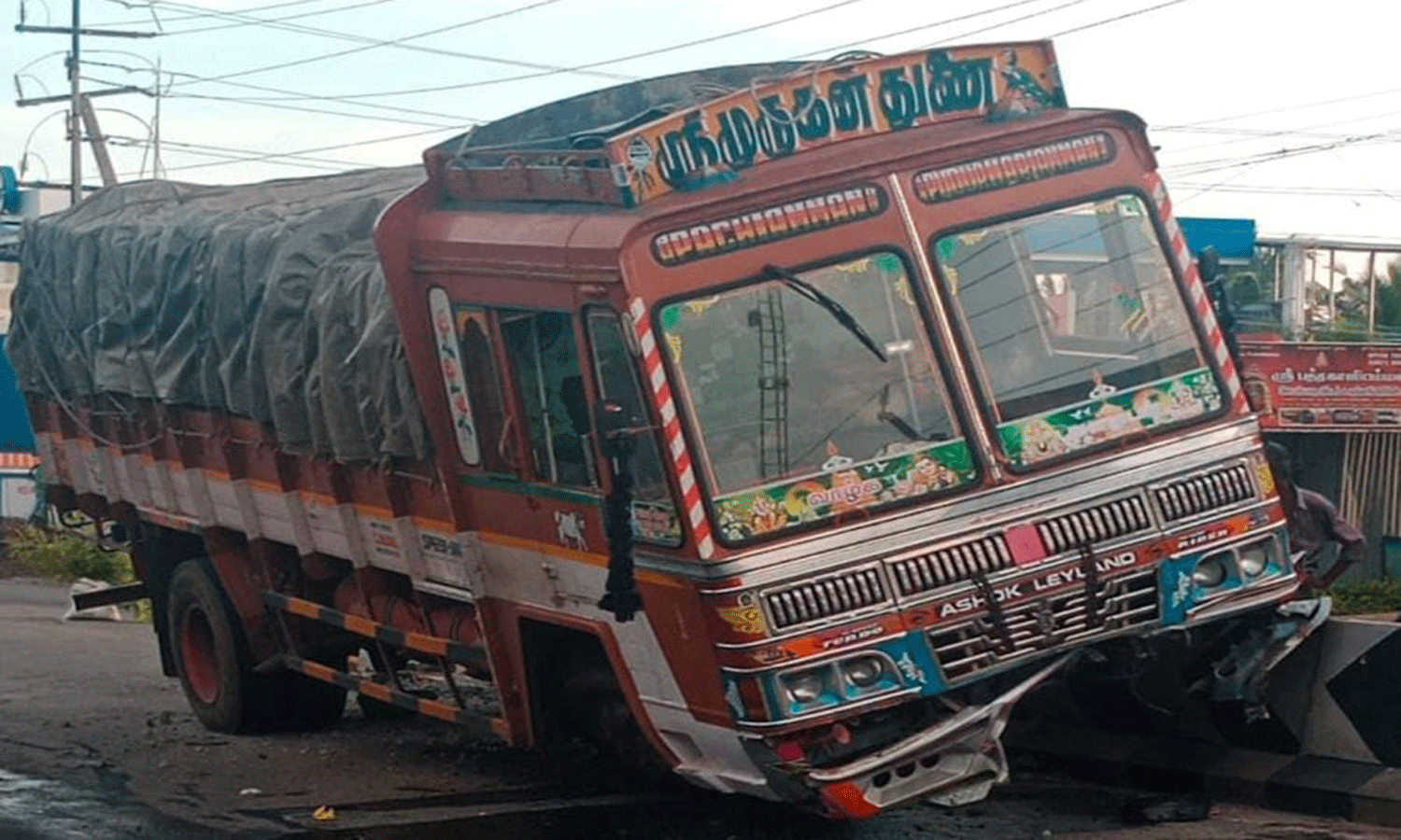 சாலையின் நடுவே உள்ள தடுப்பு சுவரில் மோதிய லாரி சாலையின் நடுவே உள்ள தடுப்பு சுவரில் மோதிய லாரி