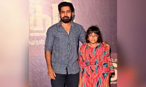 தன் இளைய மகளுடன் திரைப்பட நிகழ்ச்சியில் கலந்து கொண்ட விஜய் ஆண்டனி