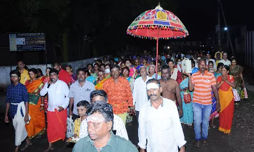 திண்டுக்கல்லில் அபிராமி அம்மனை பல்லக்கில் சுமந்தபடி பக்தர்கள் கிரிவலம்