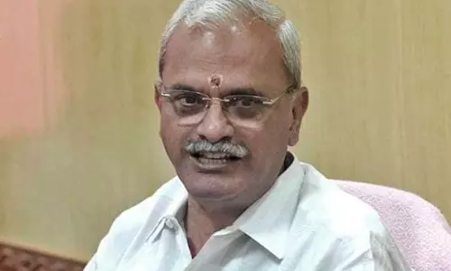 போலீஸ் அதிகாரிகள் மீது வழக்கு பதிவு செய்ய வேண்டும்