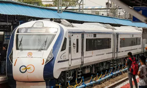 வந்தே பாரத் ரெயிலில் இருந்து தவறி விழுந்து பயணி பலி- ரெயிலின் அவசர கதவை திறந்து வைத்த 2 ஊழியர்கள் சஸ்பெண்டு