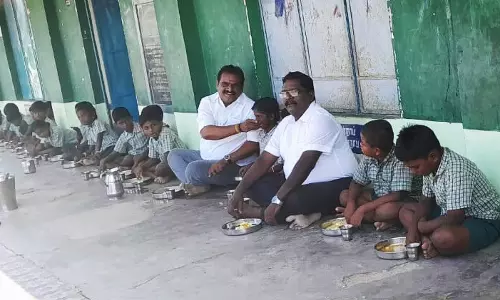 தொடக்கப்பள்ளியில் காலை உணவுத் திட்டம் குறித்து வட்டார வளர்ச்சி அலுவலர் ஆய்வு