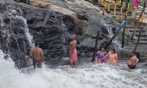 நீர்வரத்து சீரானதால் 9 நாட்களுக்கு பிறகு கும்பக்கரை அருவியில் சுற்றுலா பயணிகளுக்கு அனுமதி