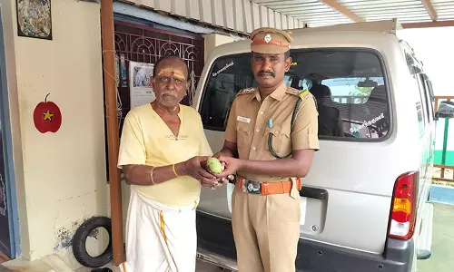 வீட்டில் வளர்த்த பச்சை கிளியை வனத்துறையினரிடம் ஒப்படைத்த ஆசிரியர்