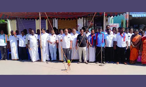 நெல்லிக்குப்பத்தில் நெடுஞ்சாலைத்துறை அதிகாரிகளை கண்டித்து உண்ணாவிரத போராட்டம்