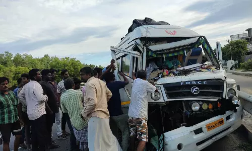 விக்கிரவாண்டியில் ஒரு மணி நேரம் போராடி வேன் டிரைவரை  மீட்ட பொதுமக்கள் 3 பேர் படுகாயம்