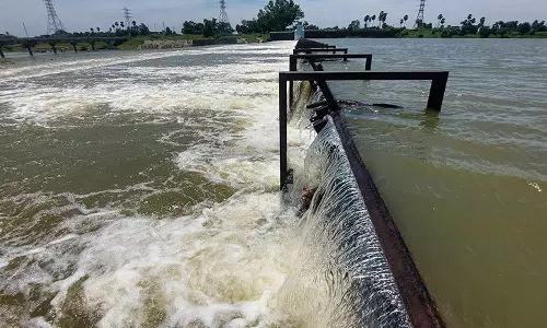 கொசஸ்தலை ஆற்றில் உபரி நீர் திறப்பு: தாமரைப்பாக்கம் அணைக்கட்டு நிரம்பி வழிகிறது