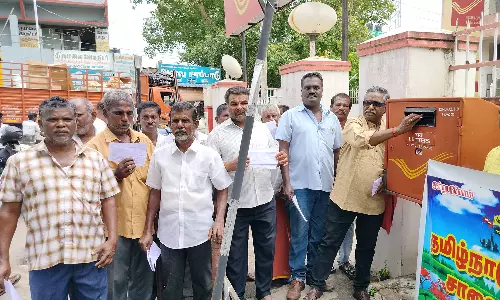 திண்டுக்கல்லில் சாலை பணியாளர்கள் தபால் அனுப்பும் போராட்டம்