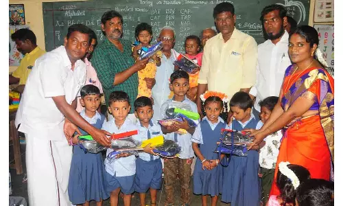 அரசு தொடக்க பள்ளியில் மாணவர்களுக்கு நோட்டு புத்தகம்  எழுதுபொருட்கள்