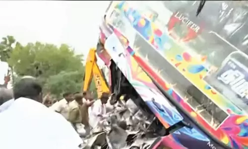 புதுக்கோட்டை அருகே கார் மீது பஸ் மோதி விபத்து: 2 பேர் பலி