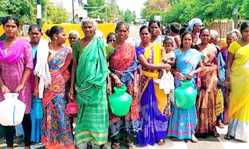 காலி குடங்களுடன் பெண்கள் திடீர் சாலைமறியல்