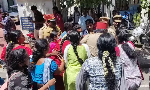 கொரானாவில் பணியாற்றிய நர்சுகள் போராட்டம்