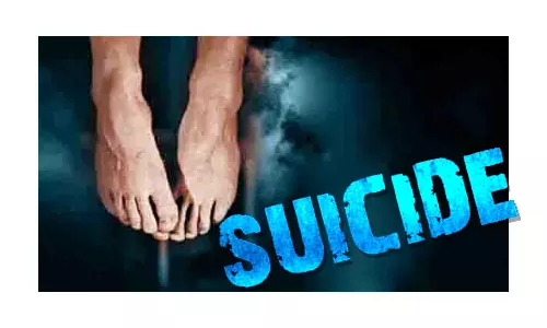 வி.கே.புரத்தில் 3 குழந்தைகளின் தாய்  தூக்கு போட்டு தற்கொலை