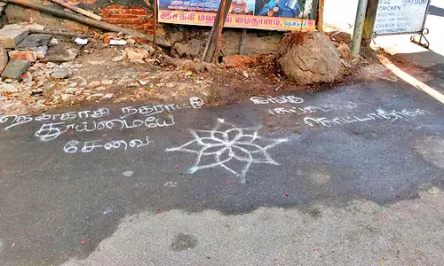 தென்காசியில் குப்பைகளை கொட்டாமல் இருக்க  கோலமிட்டு விழிப்புணர்வு ஏற்படுத்திய தூய்மை பணியாளர்கள்