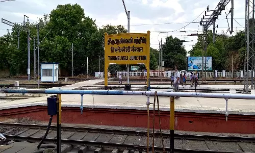 நடைமேடை நெருக்கடியில் சிக்கித்தவிக்கும் நெல்லை- பாலருவி எக்ஸ்பிரஸ் ரெயில்