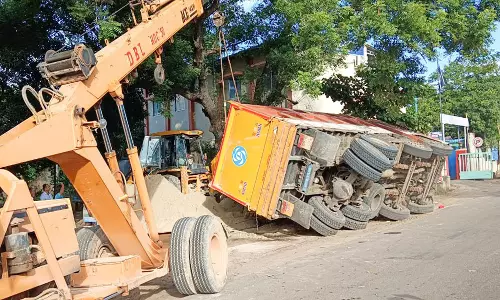 கடலூரில் அரசு பணிமனை சுற்றுச் சுவர் மீது மோதி கவிழ்ந்த மணல் லாரி:டிரைவர் காயமின்றி தப்பினார்
