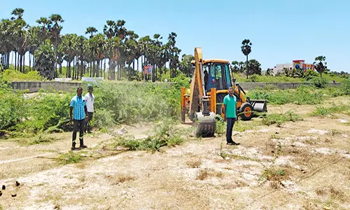 குலசேகரன்பட்டினம் தசரா திருவிழா-72 ஏக்கரில் 1000 வாகனங்கள் நிறுத்த சீரமைப்பு பணி தீவிரம்