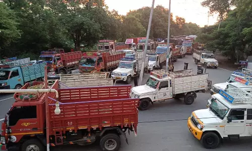 கர்நாடகாவில் முழு அடைப்பு எதிரொலி: பண்ணாரி சோதனை சாவடியில் வாகனங்கள் தடுத்து நிறுத்தம்