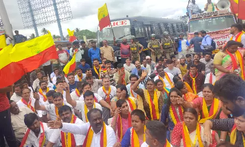 தமிழக-கர்நாடக எல்லையில் சாலை மறியலில் ஈடுபட்ட கன்னட அமைப்பினர் 70 பேர் கைது