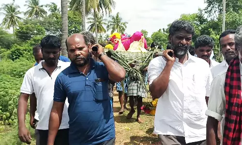 மயானப்பாதை இல்லாததால் சடலத்தை கொண்டு செல்ல மறுத்த மக்கள்: 3 நாட்களுக்கு பின் அடக்கம்