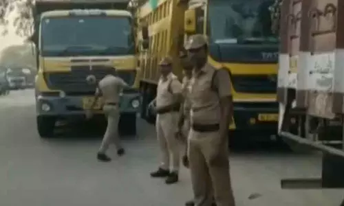 8 வார காலம் அவகாசம் இருந்தும்  கனிம வளங்கள் ஏற்றி வந்த லாரிகளை தடுத்து நிறுத்தும் போலீசார்  டிப்பர் லாரி உரிமையாளர் சங்கத்தினர் கலெக்டர் அலுவலகத்தில் புகார்