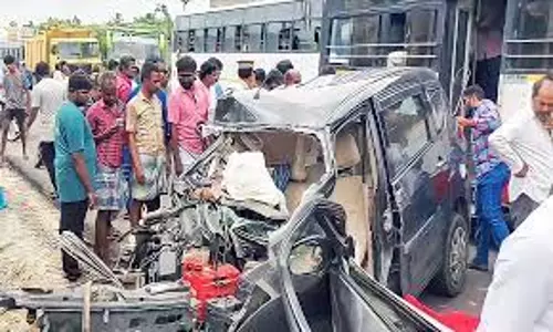 கார் மீது பஸ் மோதி 2 பேர் பலி