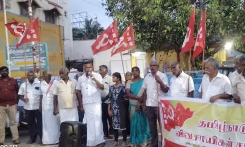 ஊத்துக்குளியில் விவசாயிகள் போராட்டம்