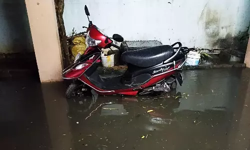 கிருஷ்ணகிரியில் இடி-மின்னலுடன் கன மழை: குடியிருப்புகளுக்குள் தண்ணீர் புகுந்தது