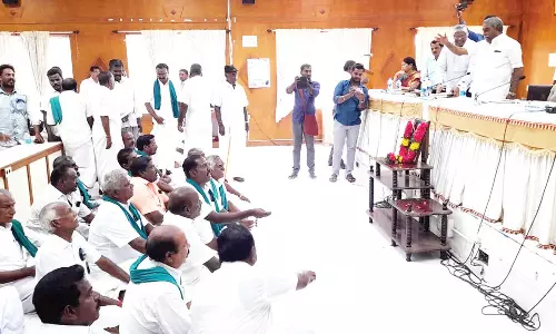 திருவாரூர் கலெக்டர் அலுவலகத்தில் விவசாயிகள் போராட்டம்