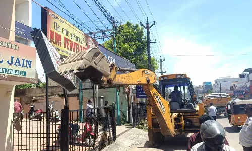 ஆக்கிரமிப்பு கடைகள் அகற்றம்